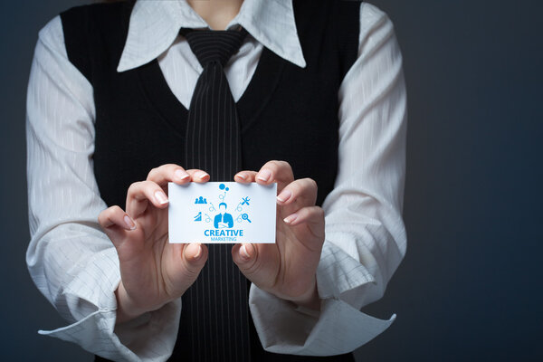 женщина показать карту с картинками творческий маркет и идея
