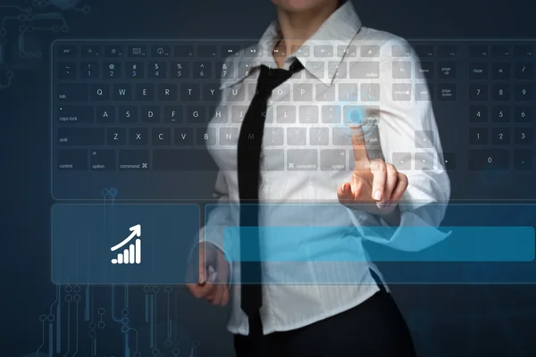 Menina jovem pressionando tipo virtual de teclado — Fotografia de Stock