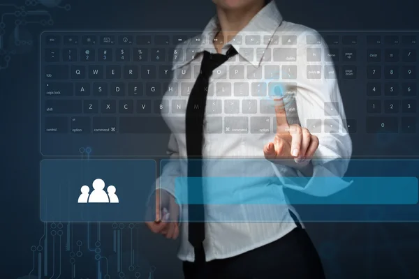 Menina jovem pressionando tipo virtual de teclado — Fotografia de Stock