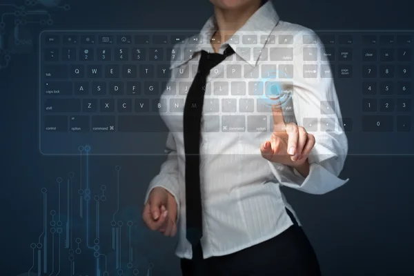 Chica joven presionando tipo virtual de teclado — Foto de Stock