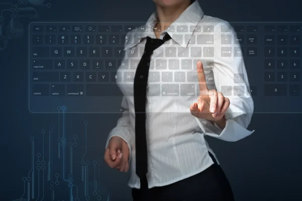 Chica joven presionando tipo virtual de teclado — Foto de Stock