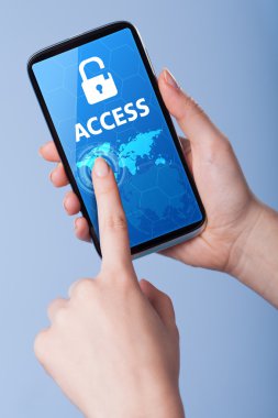 Adam bir acc sembolü ile bir dokunmatik ekran akıllı telefon presler