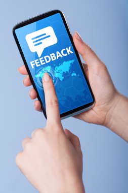 Adam feedb sembolü ile bir dokunmatik ekran akıllı telefon presler