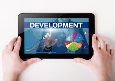 Bir adam presler bir tablet pc tutan kız sanal ekran 