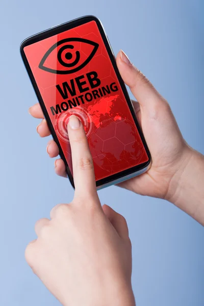 Чоловік натискає на сенсорний екран смартфон із символом веб м — стокове фото