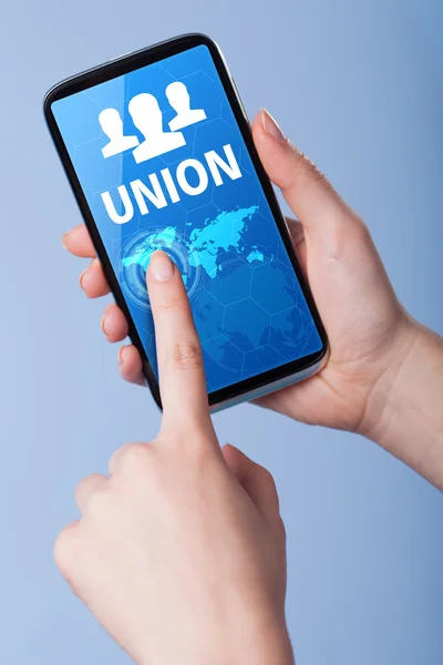 Άνθρωπος πιέζει ένα έξυπνο τηλέφωνο οθόνης αφής με το σύμβολο της Ένωσης — Φωτογραφία Αρχείου