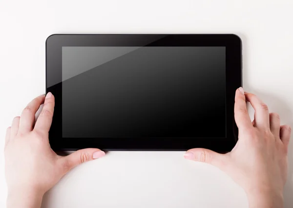 Elinde boş bir ekran ile tablet pc. Ekonomi, teknoloji — Stok fotoğraf