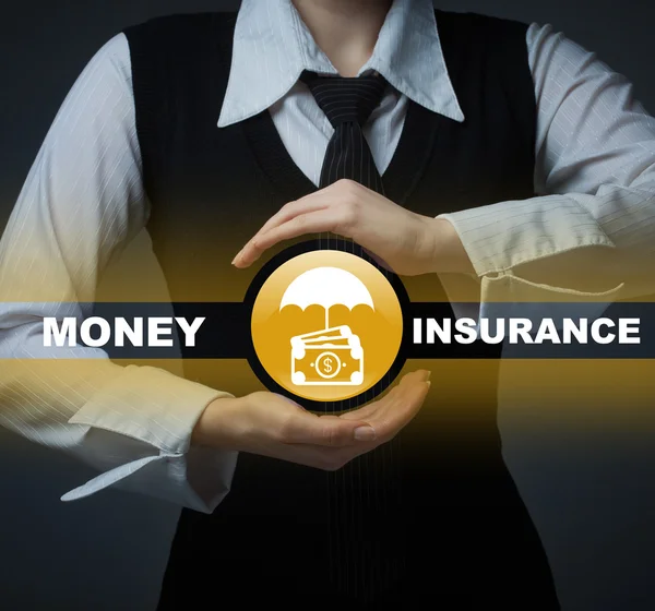 Concepto de seguro empresarial. Hombre sosteniendo un símbolo de seguro de depósito — Foto de Stock