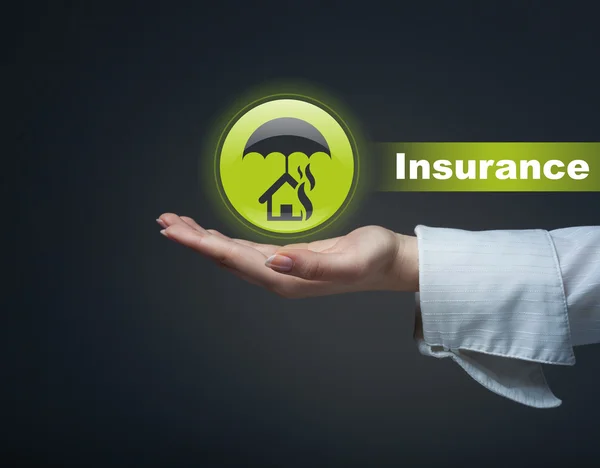 Negócio, conceito de seguro. homem segurando um símbolo de imobiliário — Fotografia de Stock