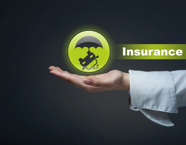 Insurance affärsidé. Man håller en symbol för olycka ins — Stockfoto