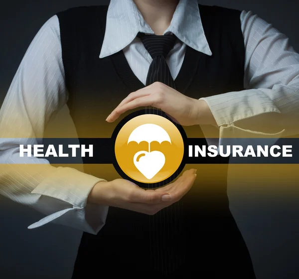 Concepto de seguro empresarial. Hombre sosteniendo un símbolo de seguro de vida — Foto de Stock