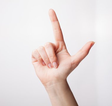 izole el kız silahı gösterir