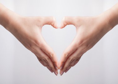 kadın el beyaz zemin üzerine izole işareti kalp yapma