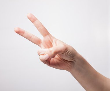 Üzerinde izole jest kadın el iki parmak, gösterilen sayma 