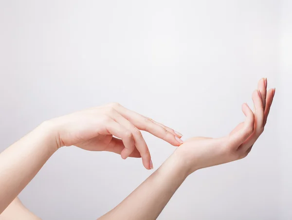 Kobieta ręce z Francuski manicure paznokcie na białym tle na biały backg — Zdjęcie stockowe