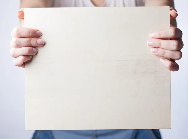 Mão segurando papel em branco isolado no fundo branco — Fotografia de Stock