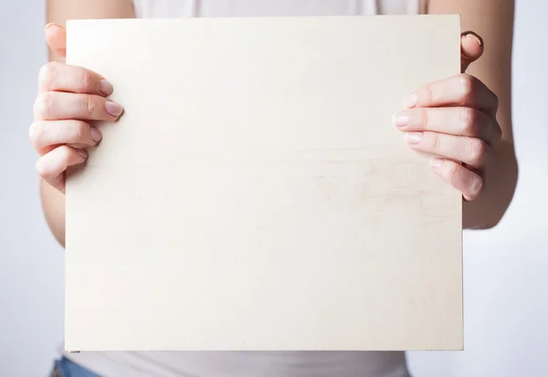 Mão segurando papel em branco isolado no fundo branco — Fotografia de Stock