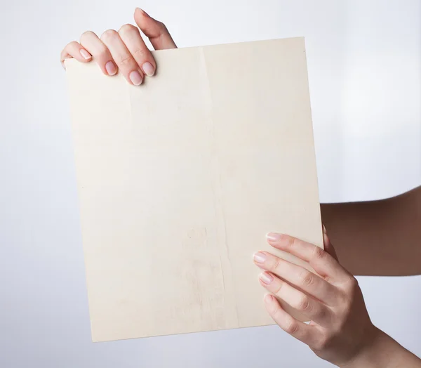 Mão segurando papel em branco isolado no fundo branco — Fotografia de Stock