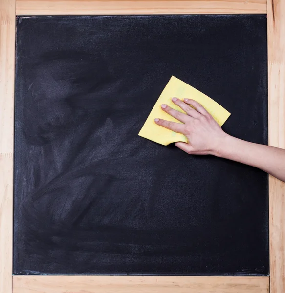 Kvinnlig hand avtorking blackboard närbild — Stockfoto