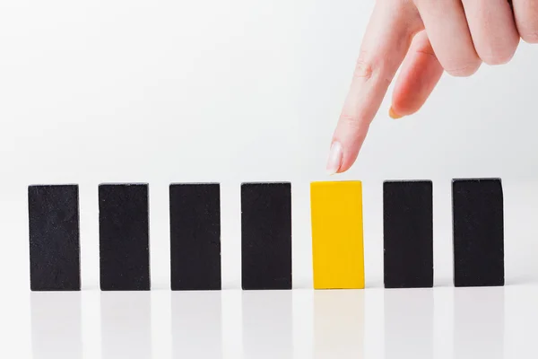Uma mão humana mostra no jogo de dominó. Todos isolados em bac branco — Fotografia de Stock