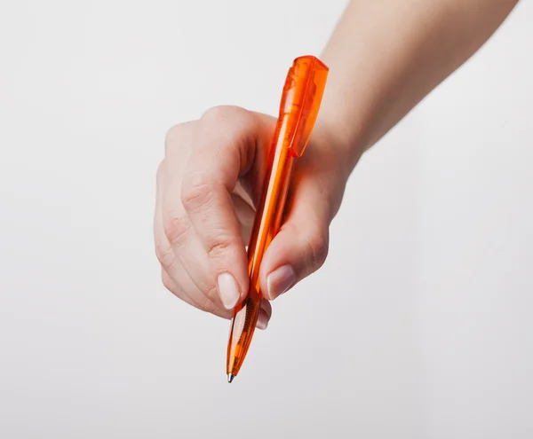 Close up de mulheres braço escrevendo com caneta. Isolado em backg branco — Fotografia de Stock