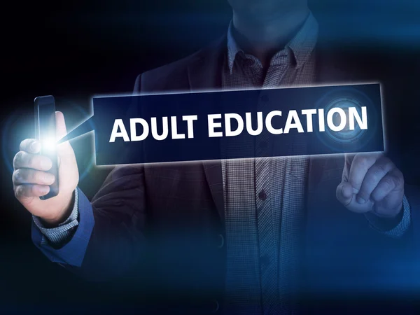 Empresario presiona botón de educación de adultos en pantallas virtuales. B) — Foto de Stock