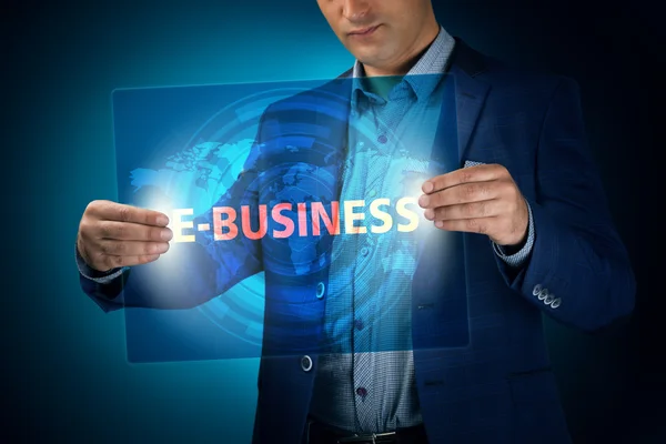 Podnikatel drží transparentní obrazovka s nápisem e — Stock fotografie