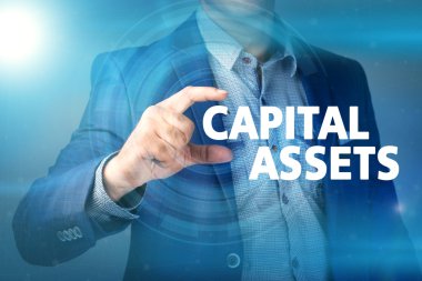 İşadamı düğmesini sermaye varlıkları sanal ekranlarda basar. Bu