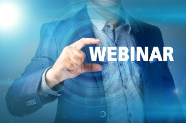 İşadamı düğmesini webinar sanal ekranlarda basar. İş,