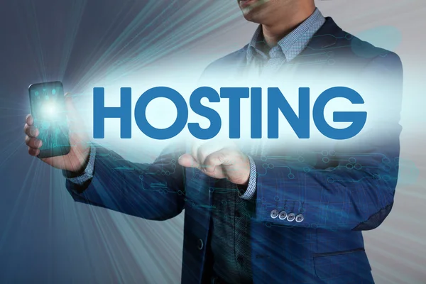 Geschäftsmann drückt Taste Hosting auf virtuellen Bildschirmen. Unternehmen, — Stockfoto