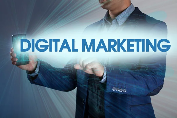 Zakenman persen knop digitale marketing op virtuele schermen. — Stockfoto