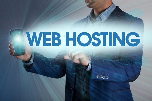 Podnikatel stiskne tlačítko web hosting na virtuálních plochách. Bušín — Stock fotografie