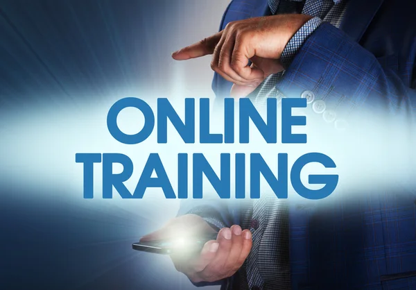 Zakenman persen knop on line training op virtuele schermen. B — Stockfoto