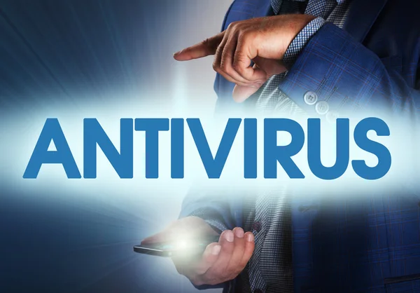 Affärsman trycker knappen antivirus på virtuella skärmar. Busines — Stockfoto