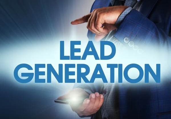 Businessman preme il pulsante lead generation sugli schermi virtuali. B — Foto Stock