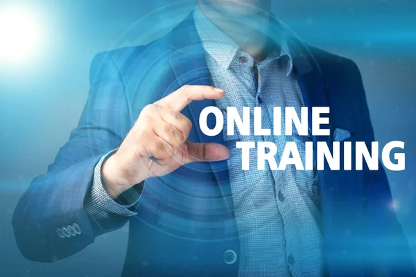 Empresário pressiona botão de treinamento on-line em telas virtuais. B — Fotografia de Stock