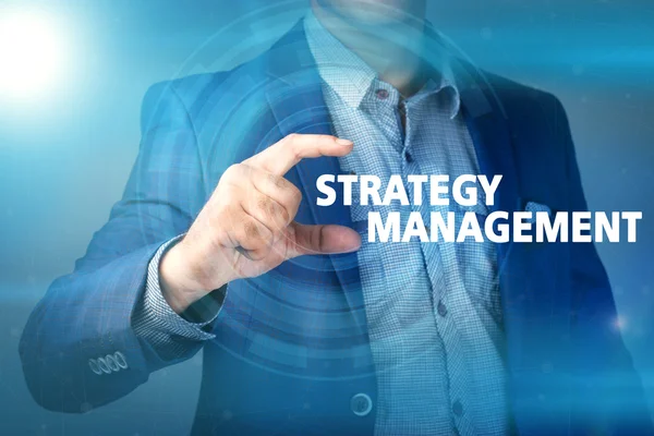 Empresario presiona el botón de gestión de estrategia en la pantalla virtual —  Fotos de Stock