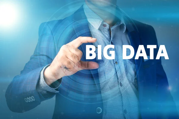 Geschäftsmann drückt Big Data auf virtuelle Bildschirme. Unternehmen — Stockfoto