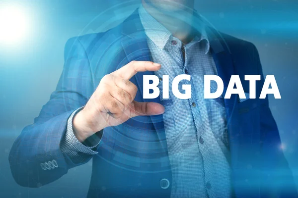 Businessman preme il pulsante big data sugli schermi virtuali. Affari. — Foto Stock