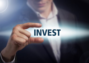 İşadamı presler düğmesini yatırım sanal ekranlarda. İş, 