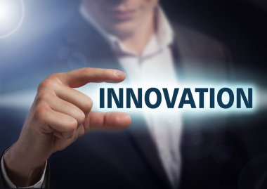 İşadamı düğmesini yenilik sanal ekranlarda basar. Busine