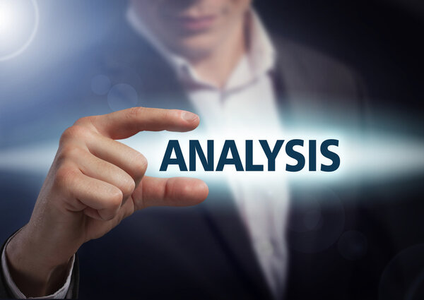 Бизнесмен нажимает кнопку анализа на виртуальных экранах. Бизнес
