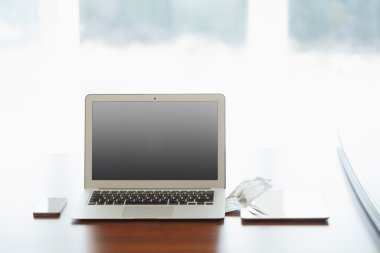 İş teknolojileri. Modern ahşap masa üzerinde açık dizüstü bilgisayar ile işyeri.