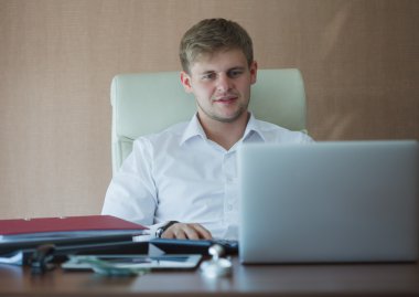 İş, teknoloji, internet ve ağ kavramı. Genç mal