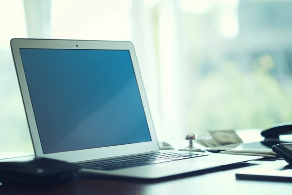 Technologies commerciales. Lieu de travail avec ordinateur portable ouvert sur un bureau en bois moderne . — Photo