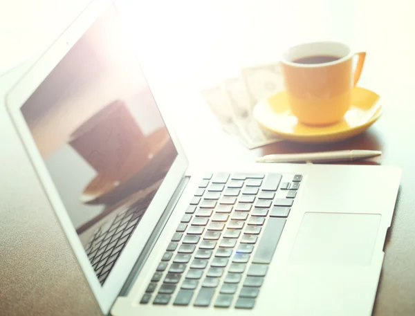 Tecnologías empresariales. Lugar de trabajo con portátil abierto en escritorio de madera moderna . — Foto de Stock