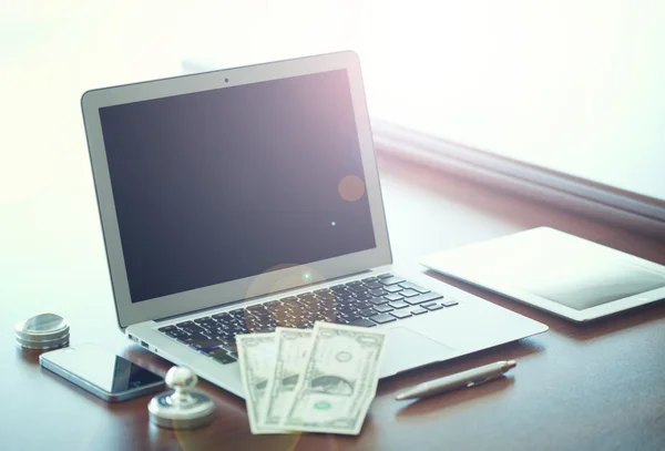 Tecnologias de negócios. Local de trabalho com laptop aberto na moderna mesa de madeira . — Fotografia de Stock