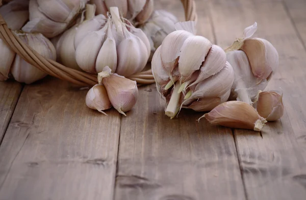 Knoblauchstrauß auf einem Holztisch — Stockfoto