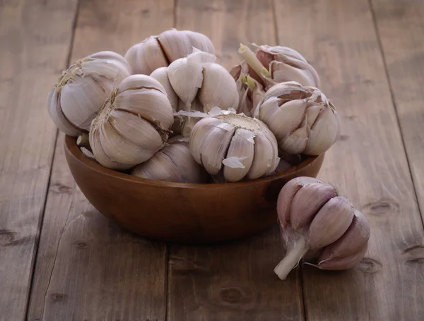 Knoblauch in einer Schüssel aus Holz — Stockfoto