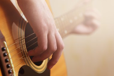Akustik gitarla çalmak